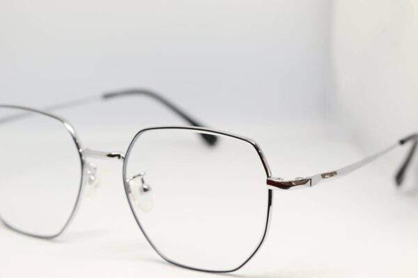 Shop our wide range of metal frames crafted with precision and elegance. Find the perfect frame to enhance your photos or artwork today
